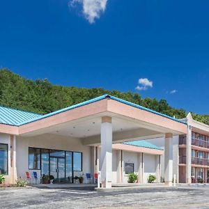 Howard Johnson Hotel & Conference Center By Wyndham Salem